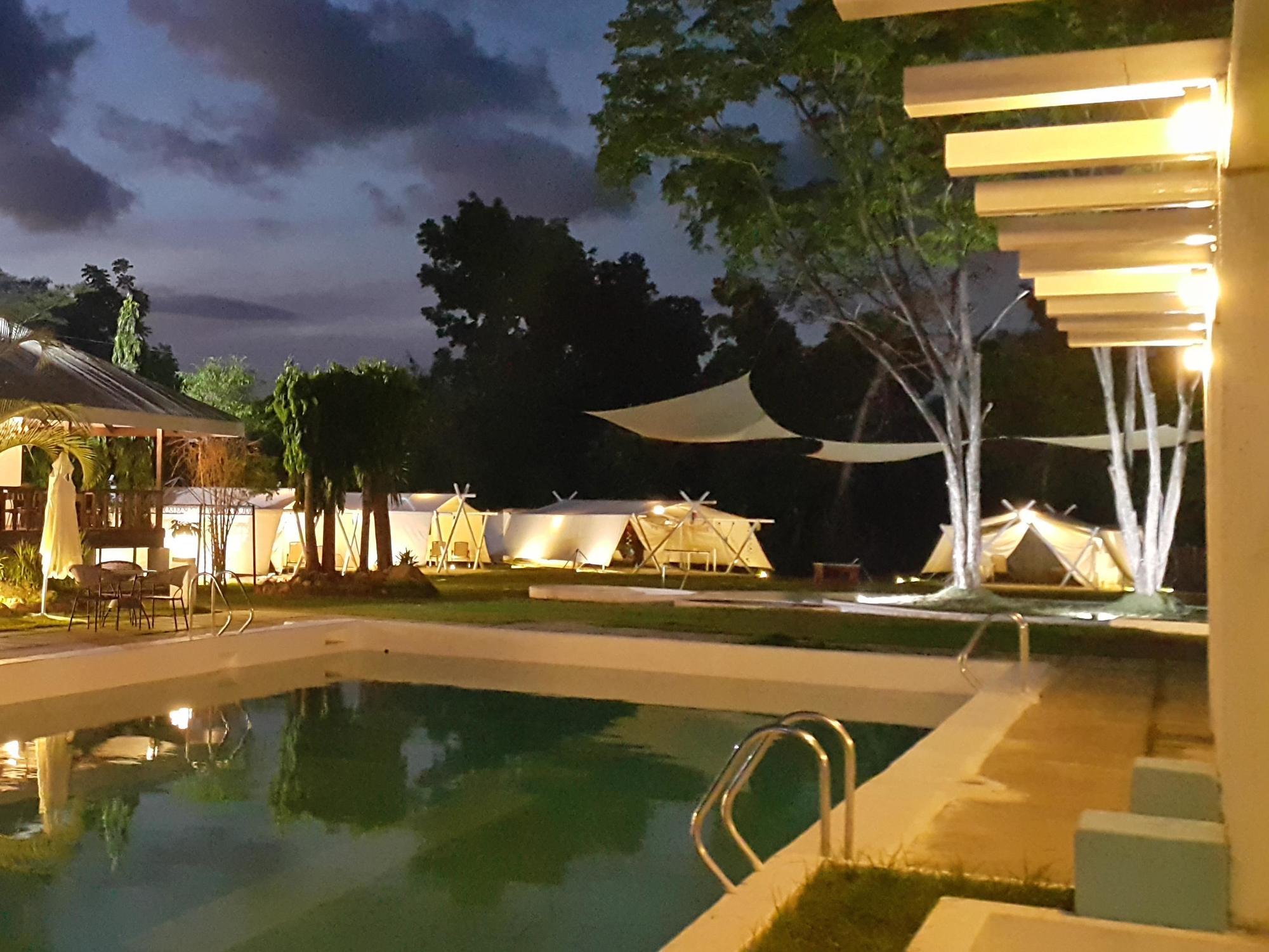 Blue Hotel And Resort Calamba  Exteriör bild